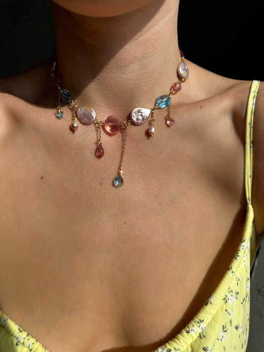 Collier de perles baroques roses et de cristaux multicolores