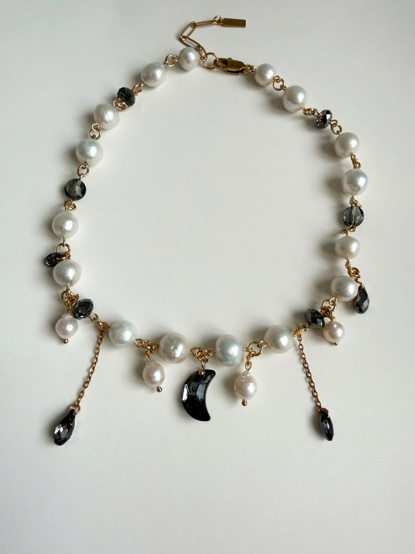 Collier de perles baroques et de cristaux