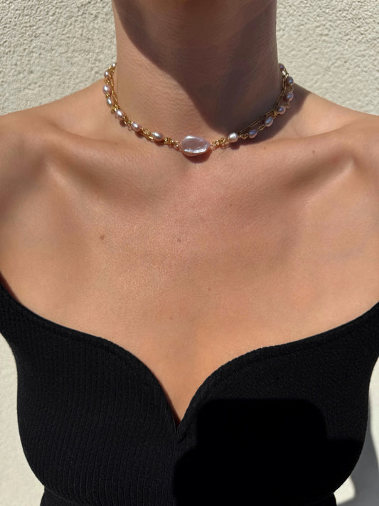 Collier superposé de perles d’eau douce roses et chaîne dorée