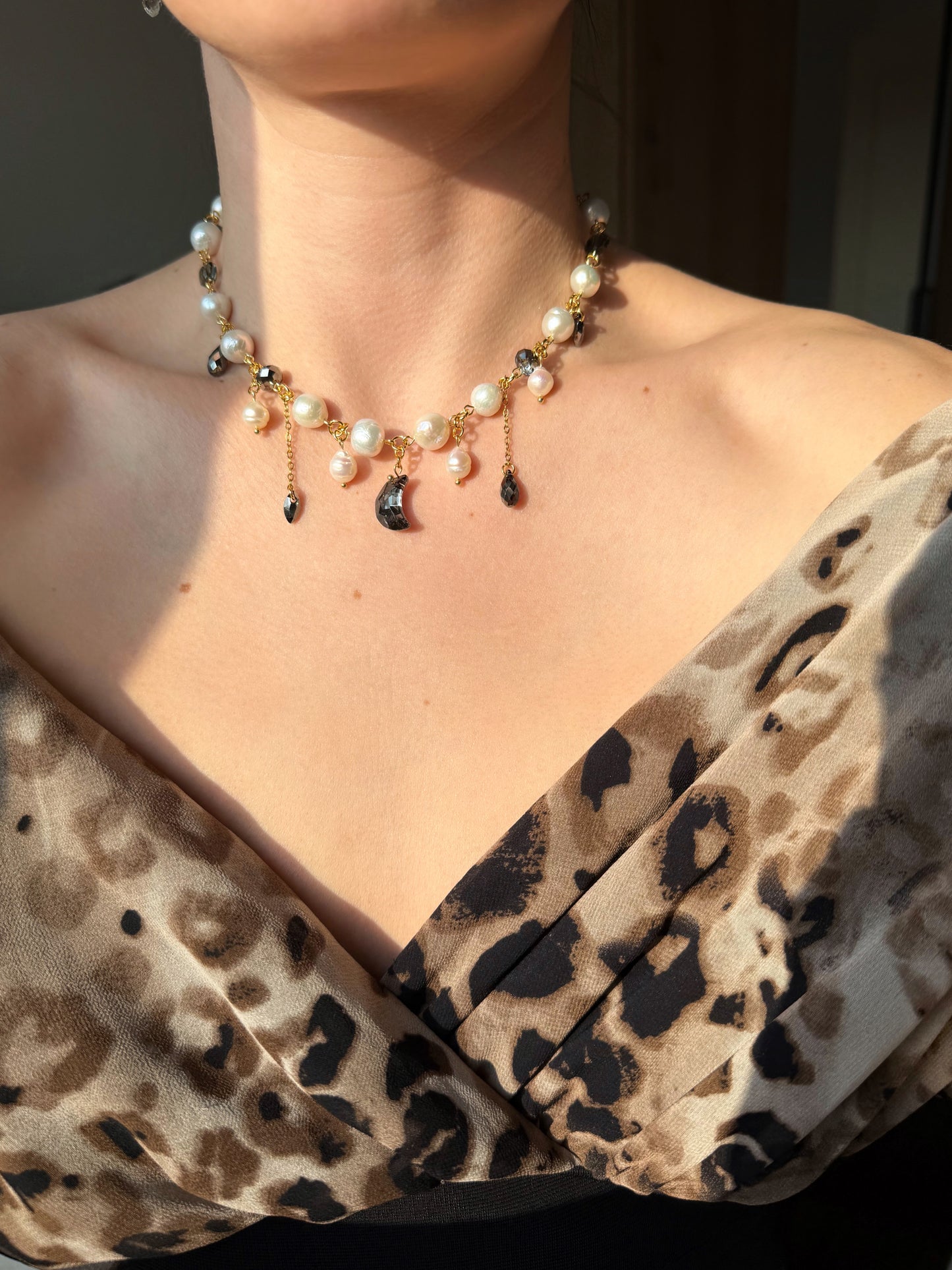 Collier de perles baroques et de cristaux