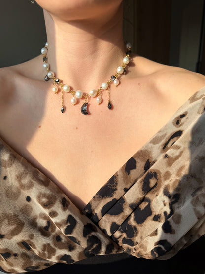 Collier de perles baroques et de cristaux