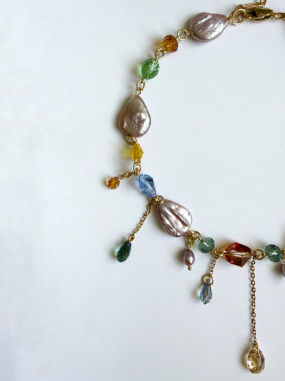 Collier de perles baroques roses et de cristaux multicolores