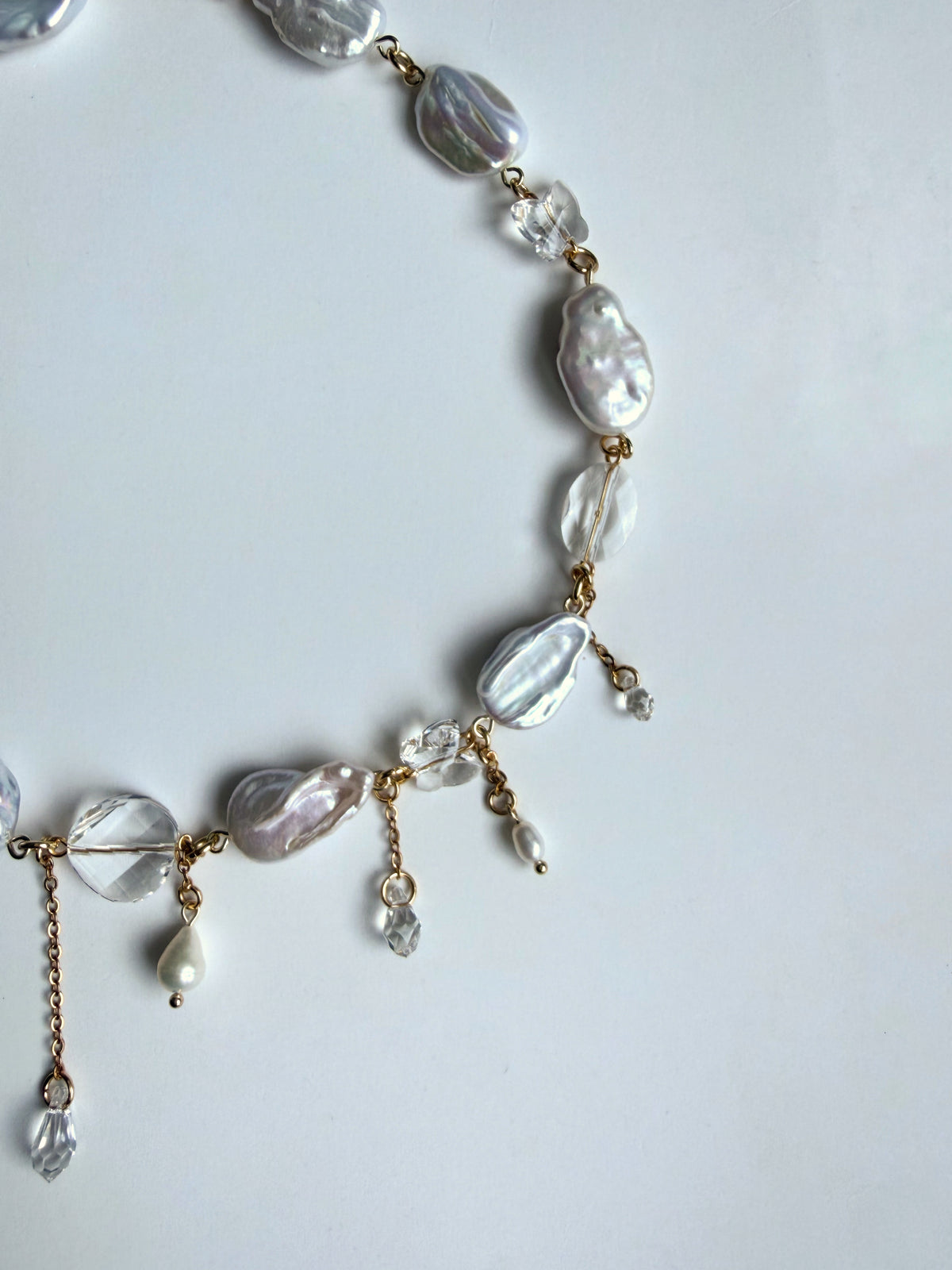 Collier de perles baroques et de cristaux