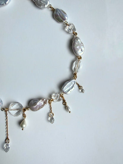 Collier de perles baroques et de cristaux
