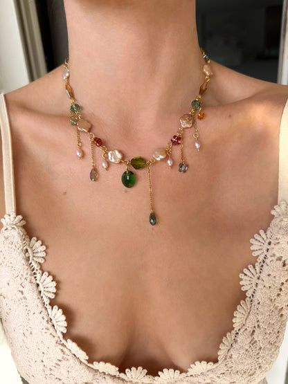 Collier de perles baroques roses et de cristaux multicolores