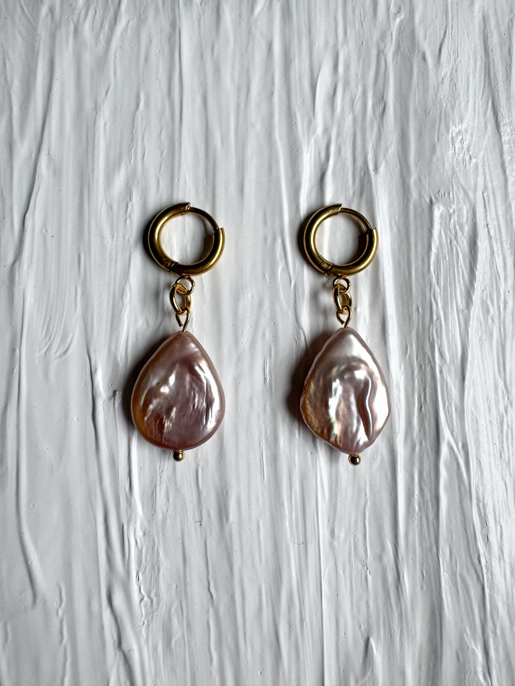 Boucles d’oreilles pendantes perle baroque rose
