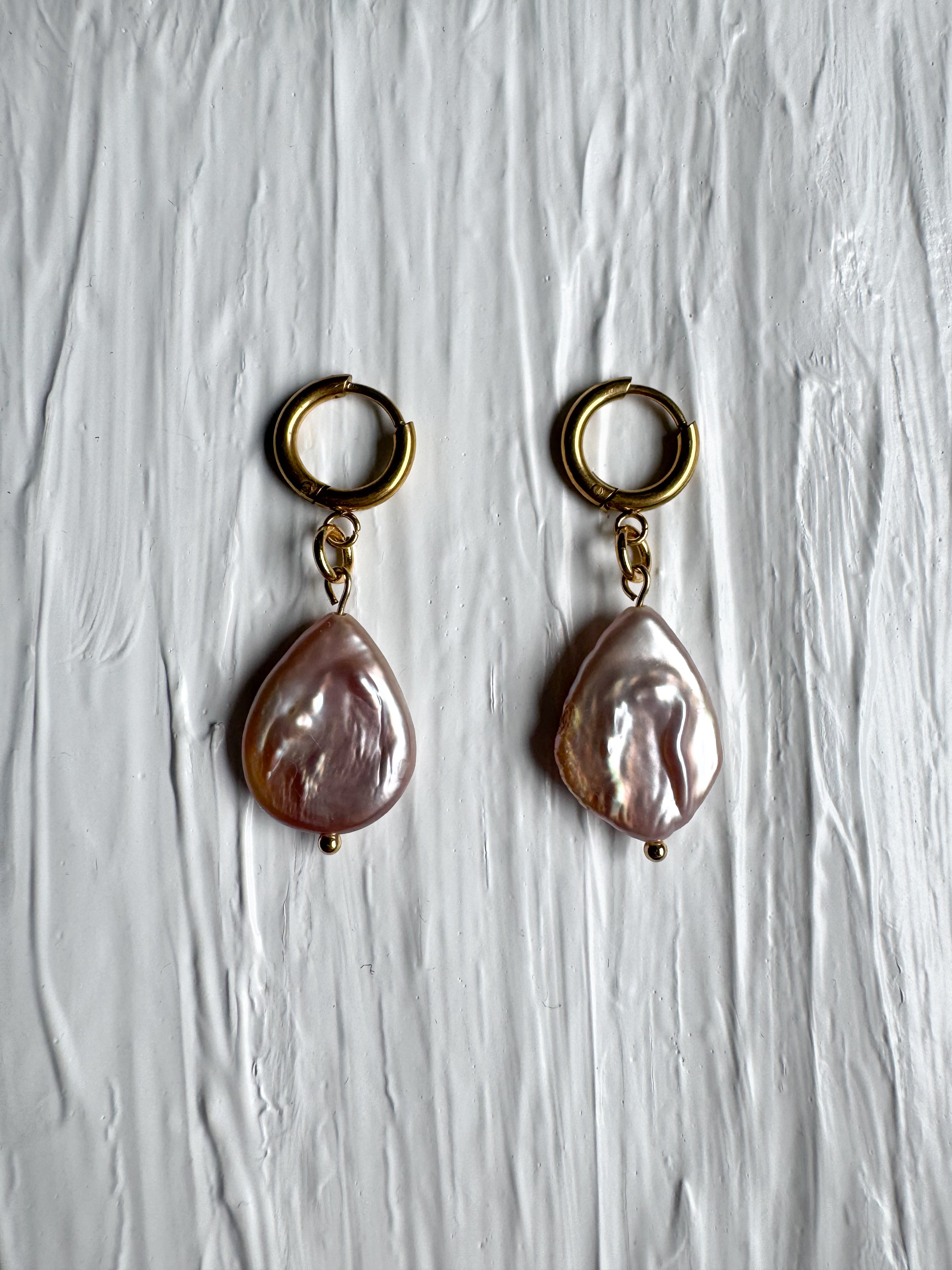 Boucles d’oreilles pendantes perle baroque rose