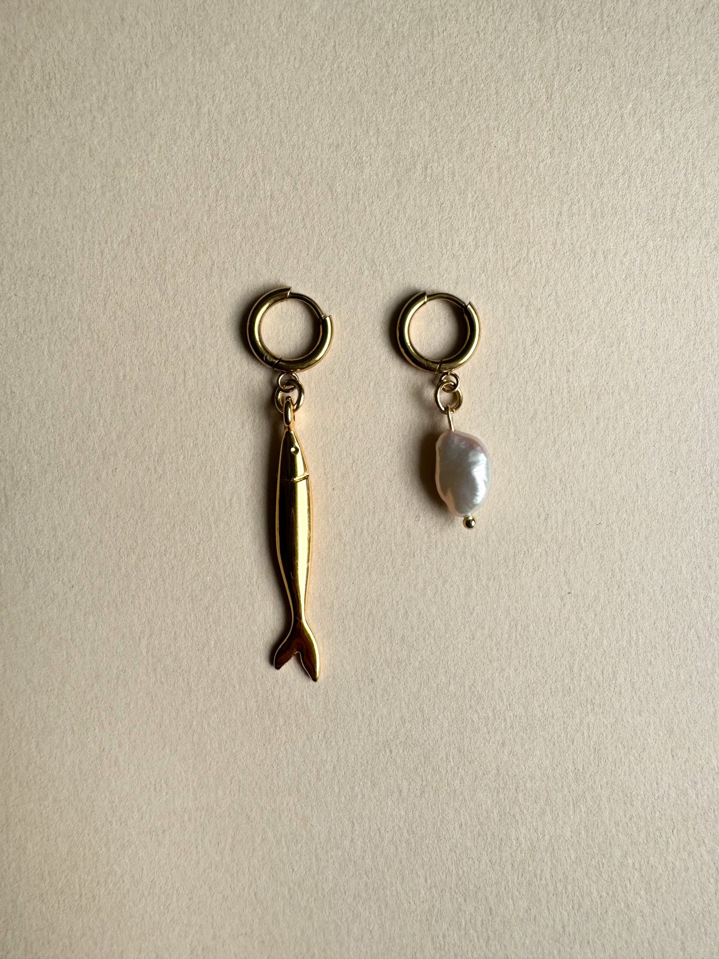 Boucles d’oreilles dépareillées Fish & Pearl