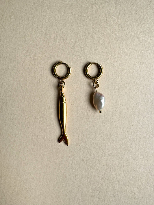 Boucles d’oreilles dépareillées Fish & Pearl