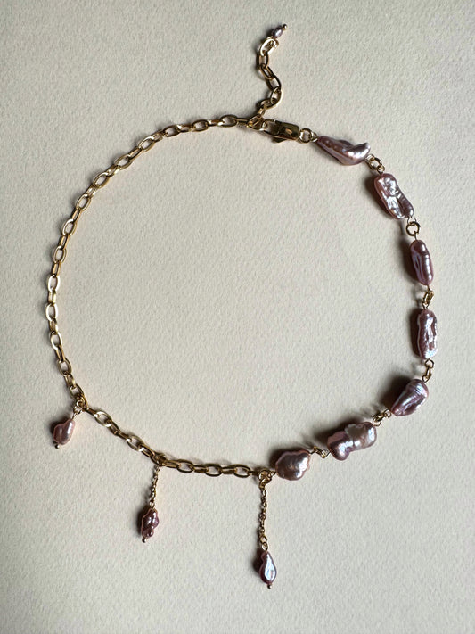 Collier de perles baroques violettes et chaîne dorée