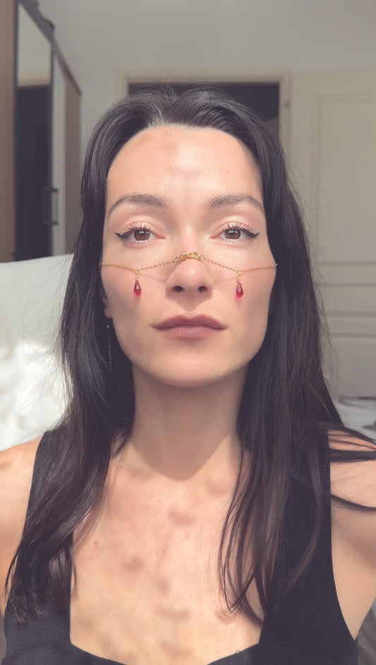 Chaîne de visage dorée avec pendentifs gouttes rouges