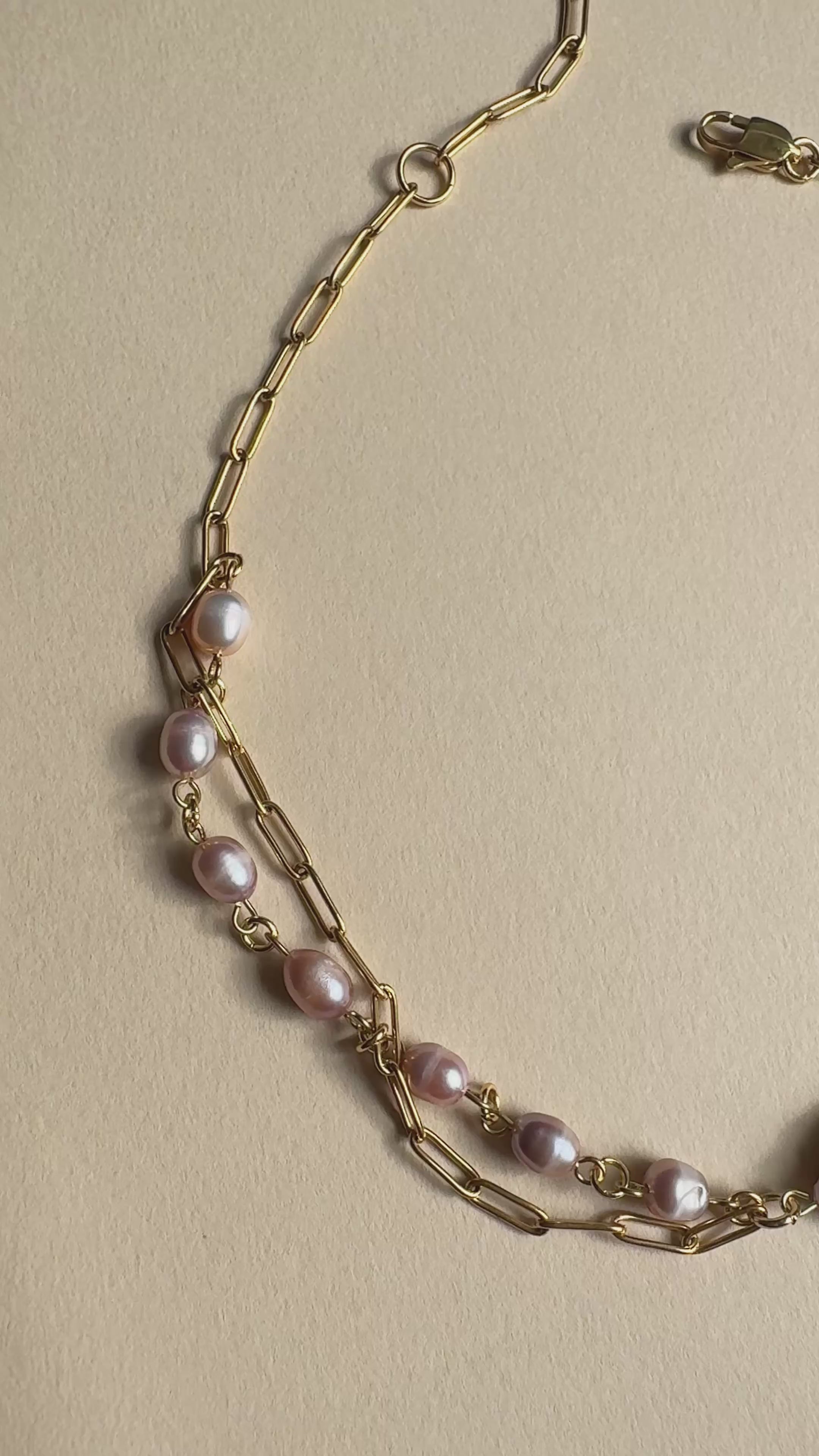 Collier superposé de perles d’eau douce roses et chaîne dorée