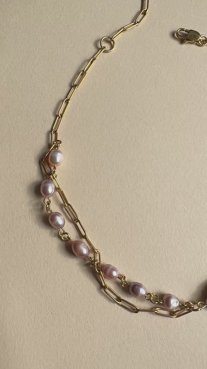 Mehrreihige Halskette mit rosa Süßwasserperlen und Goldkette