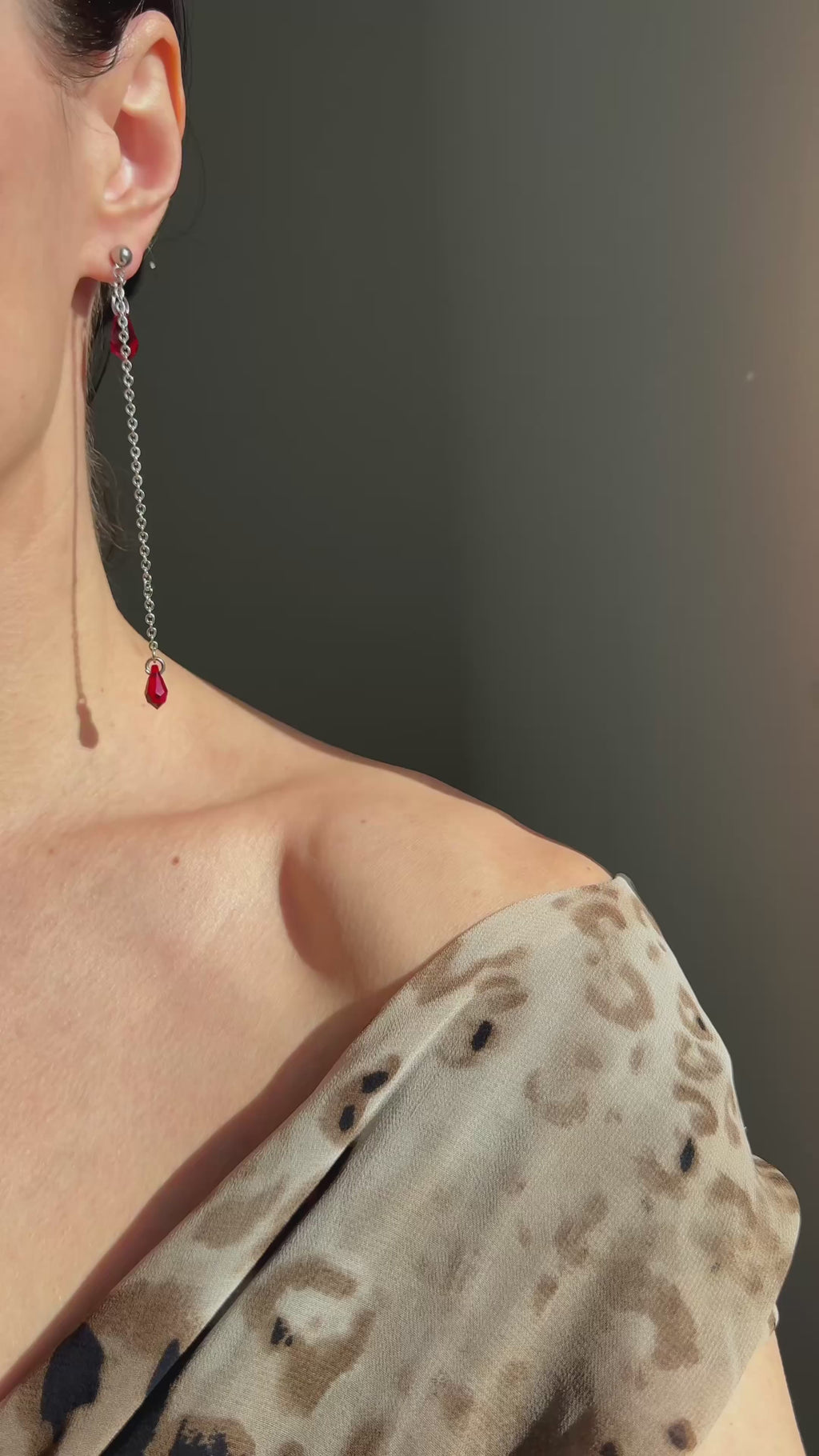 Boucles d’oreilles longues avec pendantes gouttes rouges