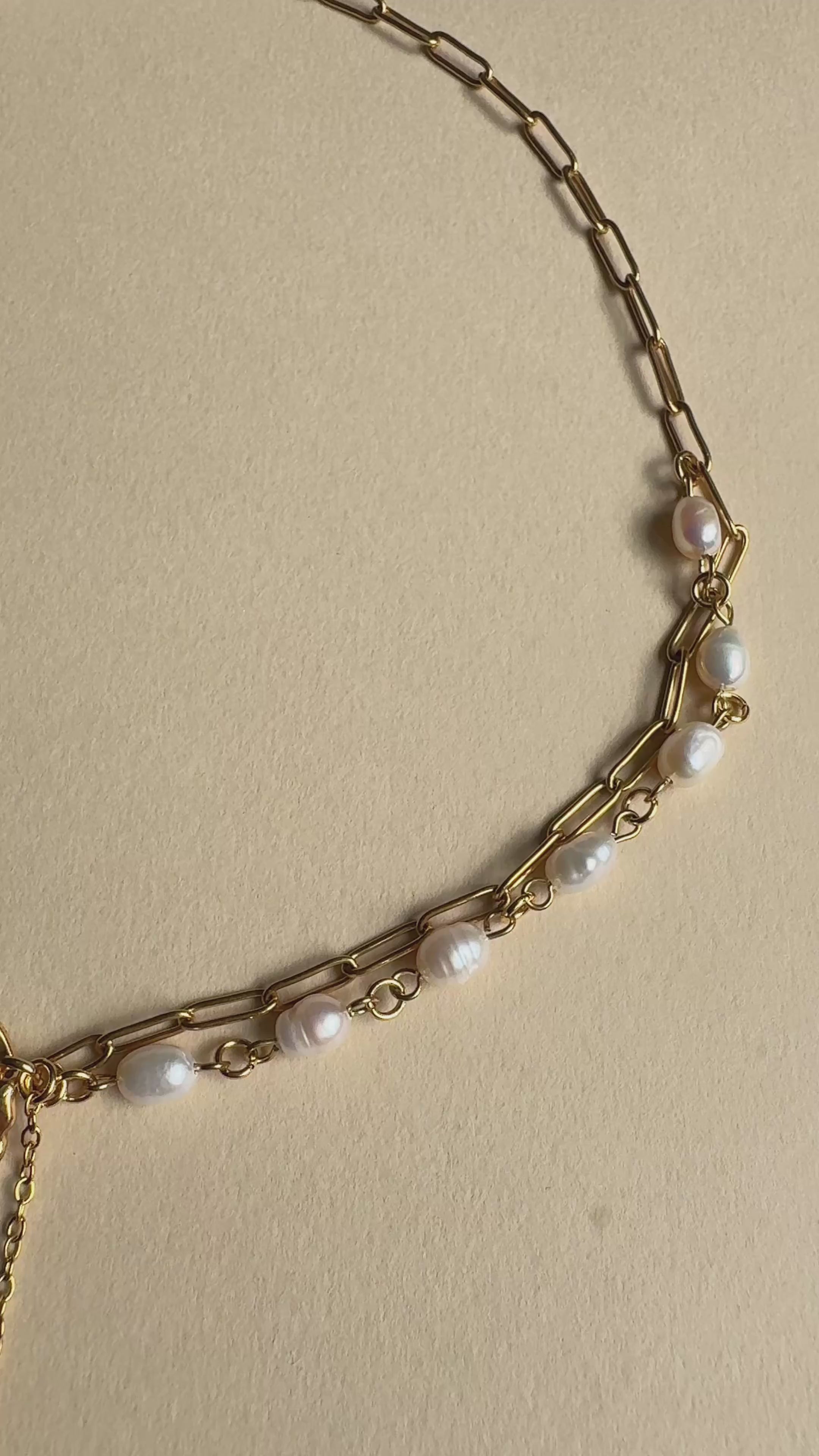 Collier superposé de perles d’eau douce