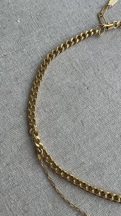 Collier chaîne gourmette dorée avec pendentif goutte rouge