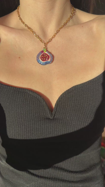 Collier pendentif figue brodé