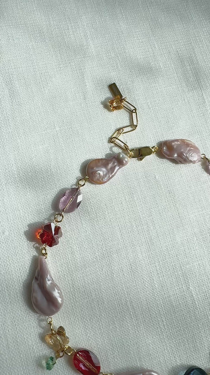 Halskette aus Barockperlen und mehrfarbigen Kristallen