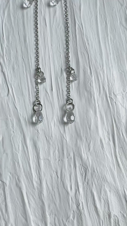 Lange Ohrringe mit Tropfenanhängern