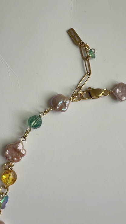 Collier de perles baroques roses et de cristaux multicolores