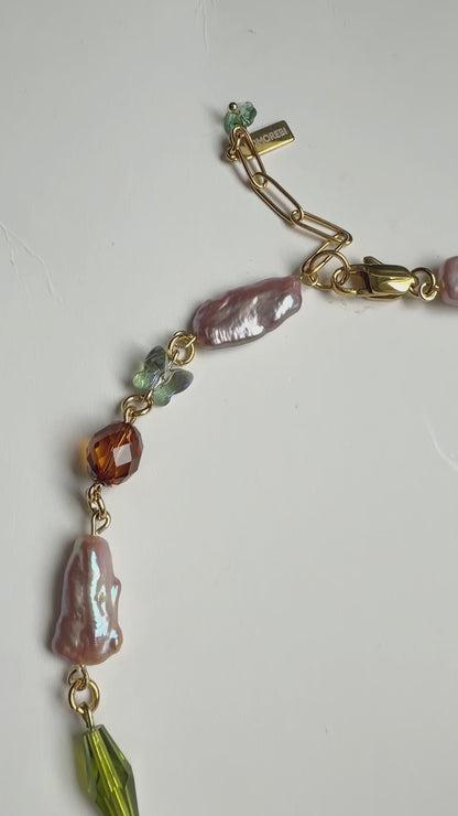 Collier de perles baroques roses et de cristaux multicolores