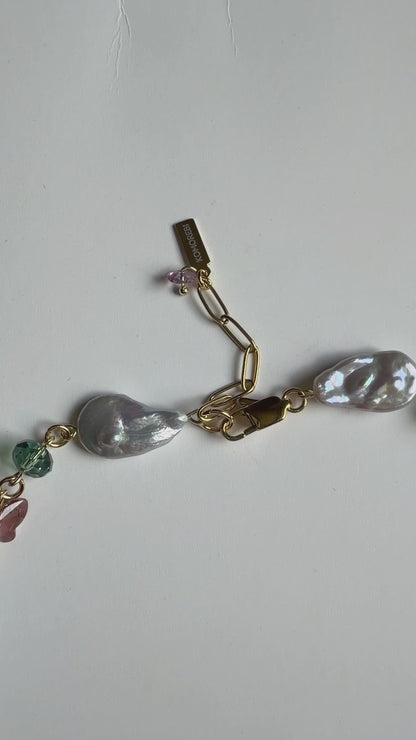 Collier de perles baroques grises et de cristaux multicolores