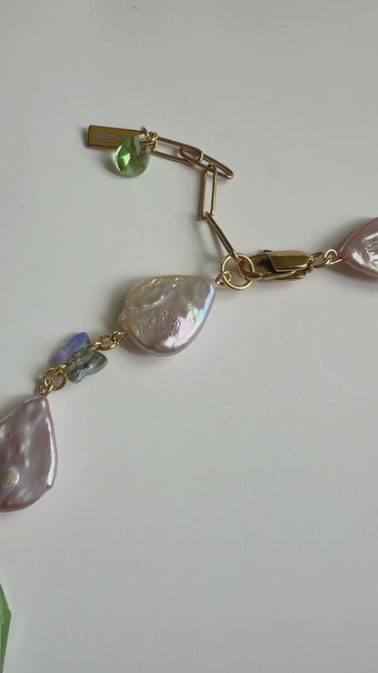 Collier de perles baroques roses et de cristaux multicolores