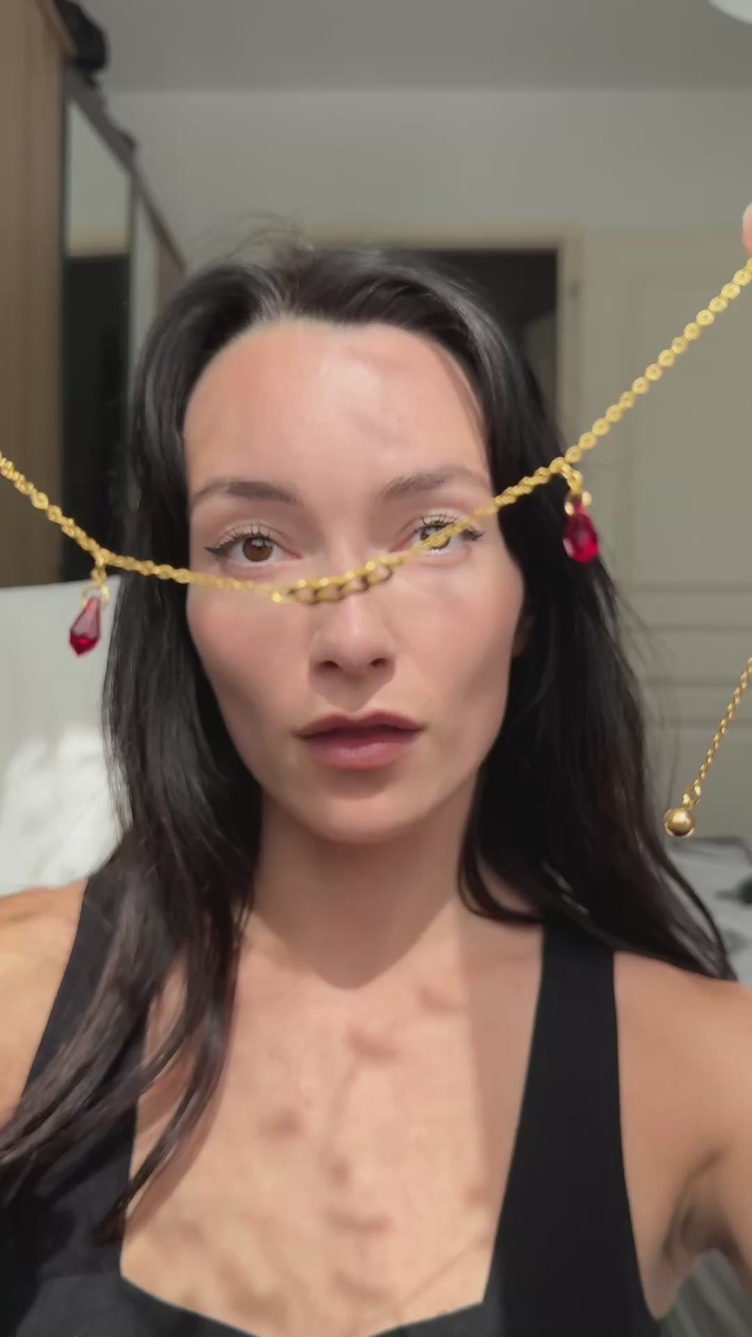 Chaîne de visage dorée avec pendentifs gouttes rouges