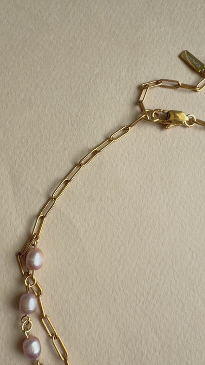 Collier superposé de perles d’eau douce roses et chaîne dorée