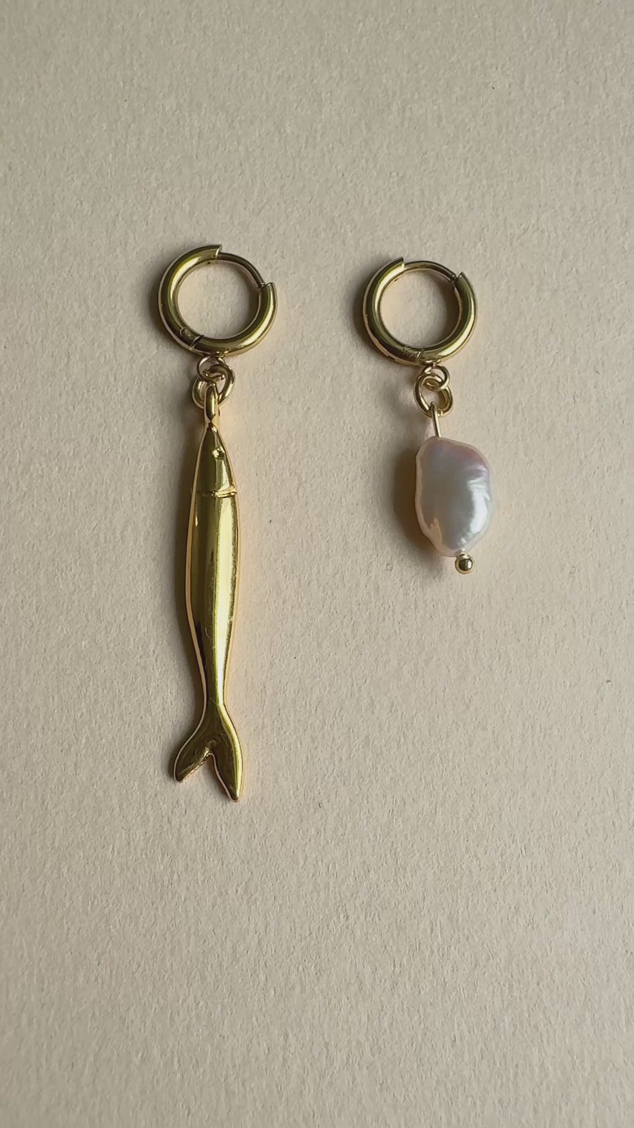 Boucles d’oreilles dépareillées Fish & Pearl