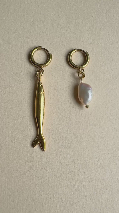 Boucles d’oreilles dépareillées Fish & Pearl