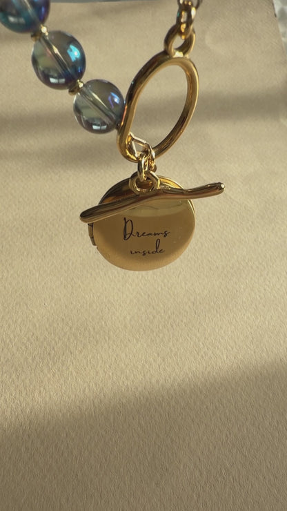 Collier quartz aqua aura avec médaillon ‘Dreams Inside’