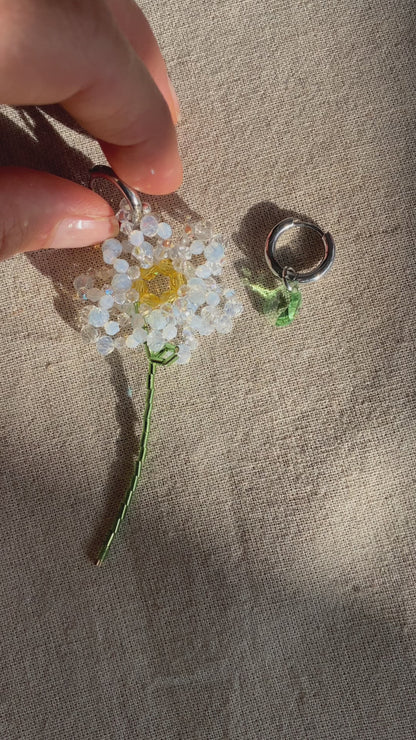 Boucles d’oreilles dépareillées marguerite