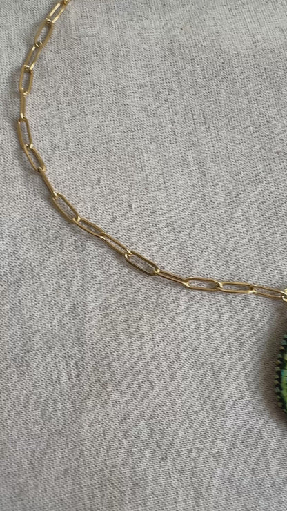 Avocado-Halskette mit Perlen bestickt