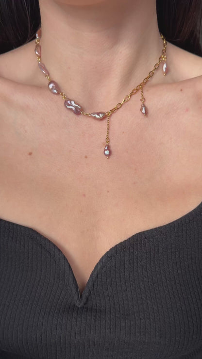 Halskette aus violetten Barockperlen und goldener Kette