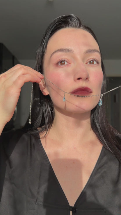 Chaîne de visage argentée avec pendentifs gouttes