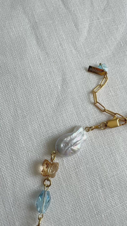 Halskette aus Barockperlen und mehrfarbigen Kristallen