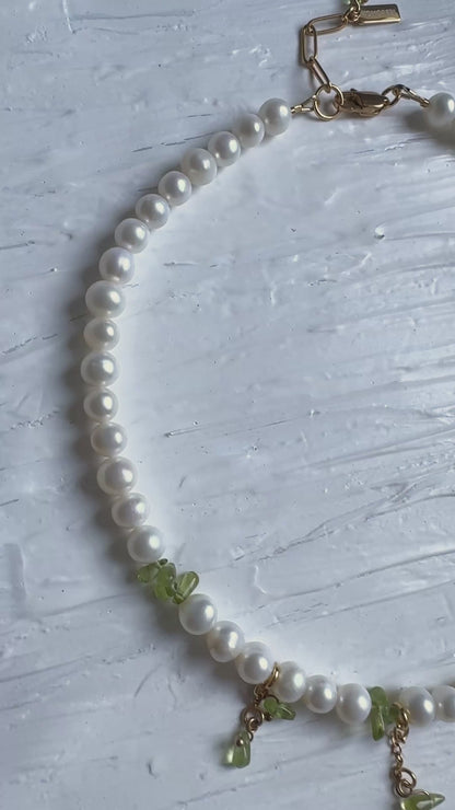 Halskette aus Süßwasserperlen und natürlichem Peridotstein
