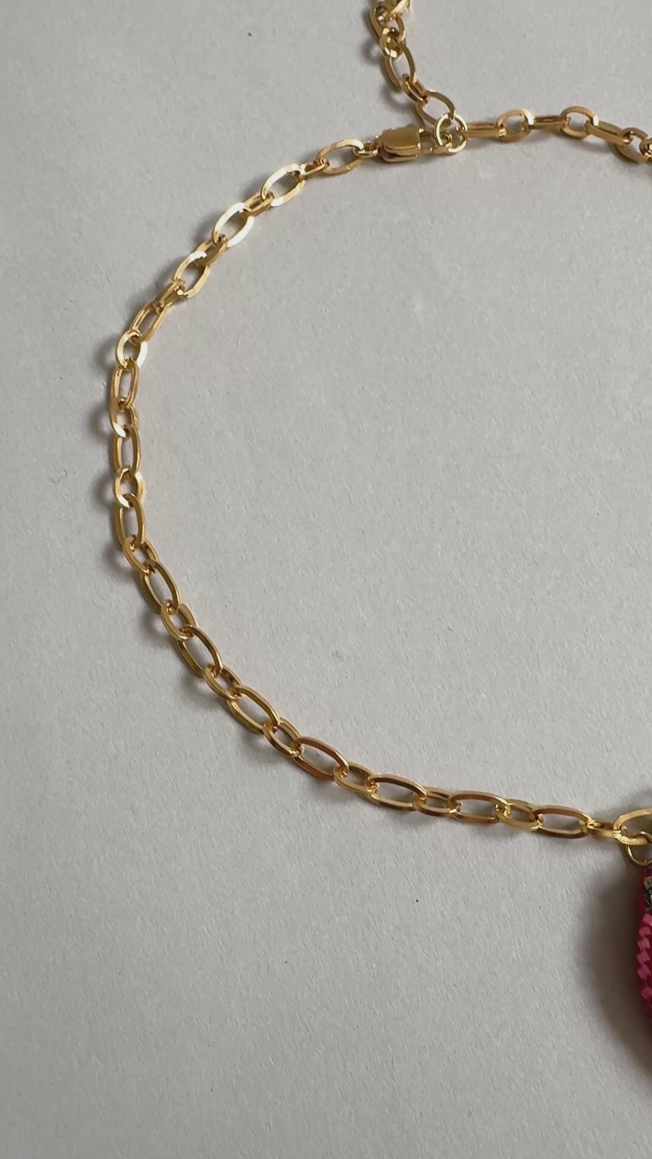 Collier pendentif fraise brodé