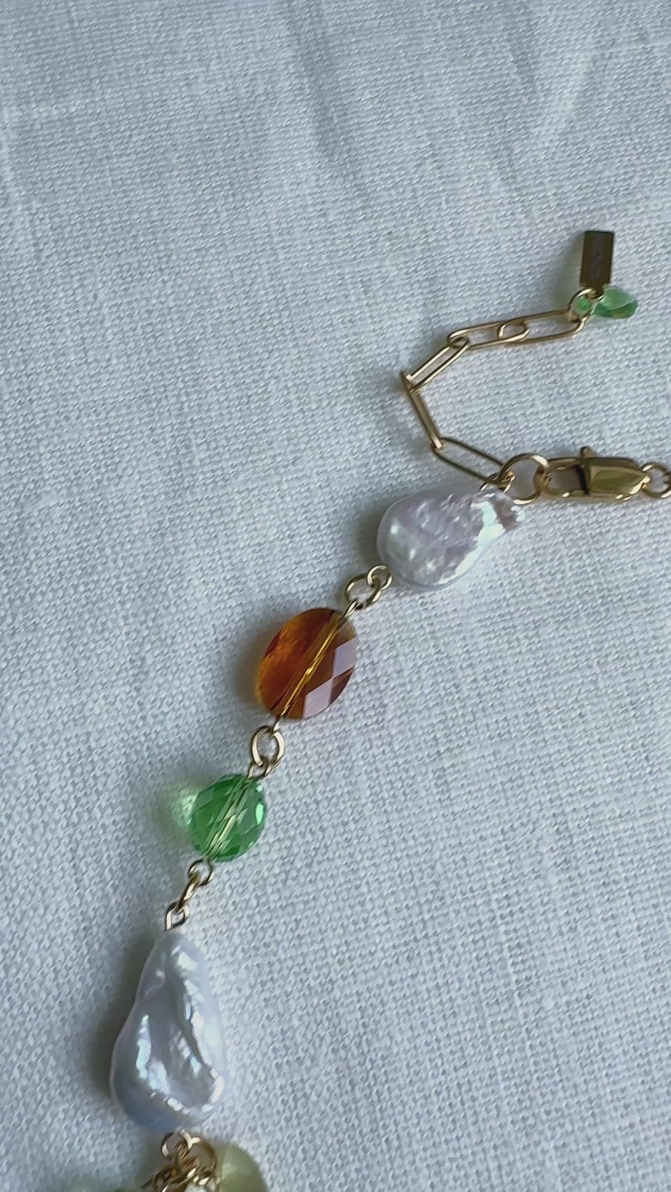 Collier de perles baroques et de cristaux multicolores