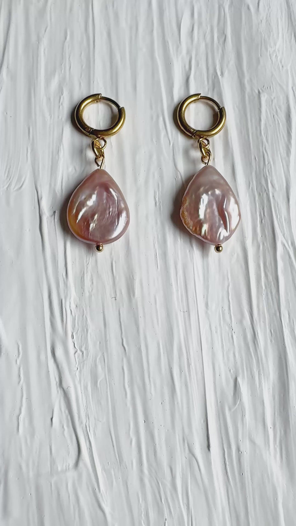 Boucles d’oreilles pendantes perle baroque rose