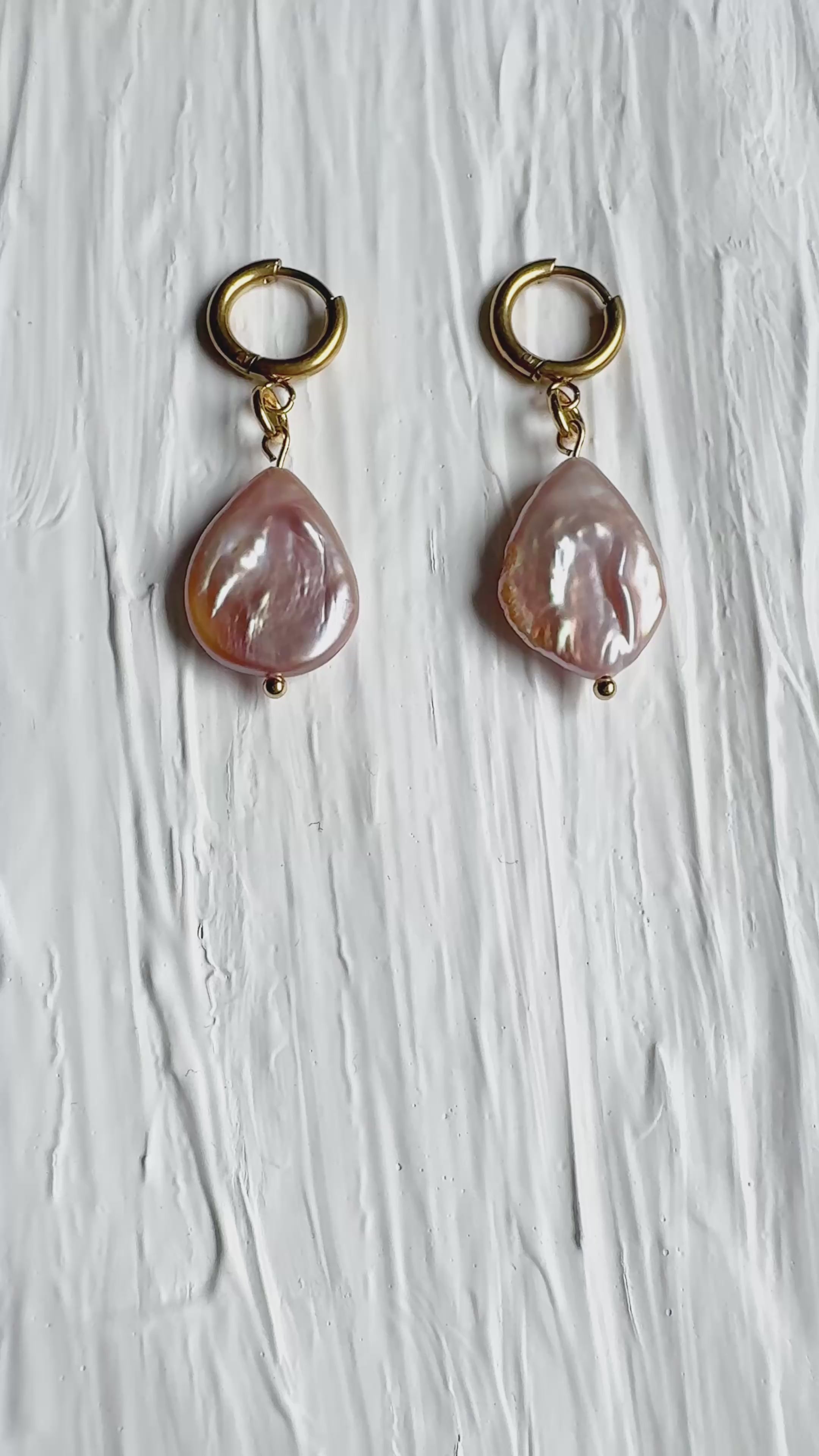 Boucles d’oreilles pendantes perle baroque rose