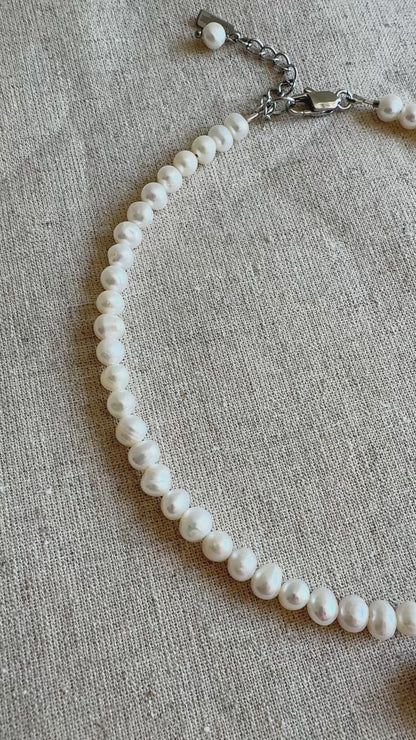 Collier de perles d’eau douce et pendentif cœur en cristal