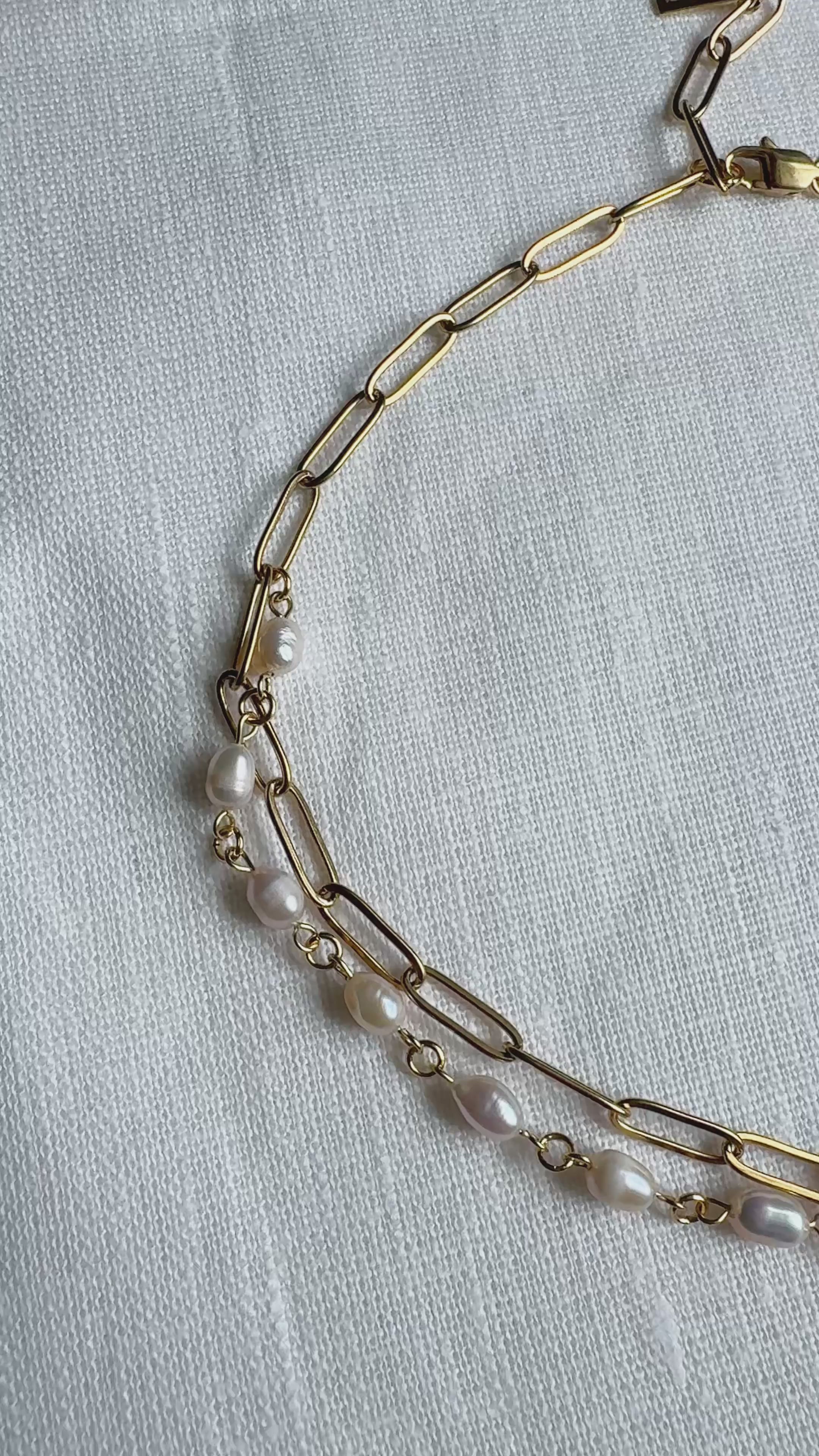 Collier superposé de perles d’eau douce et chaîne dorée