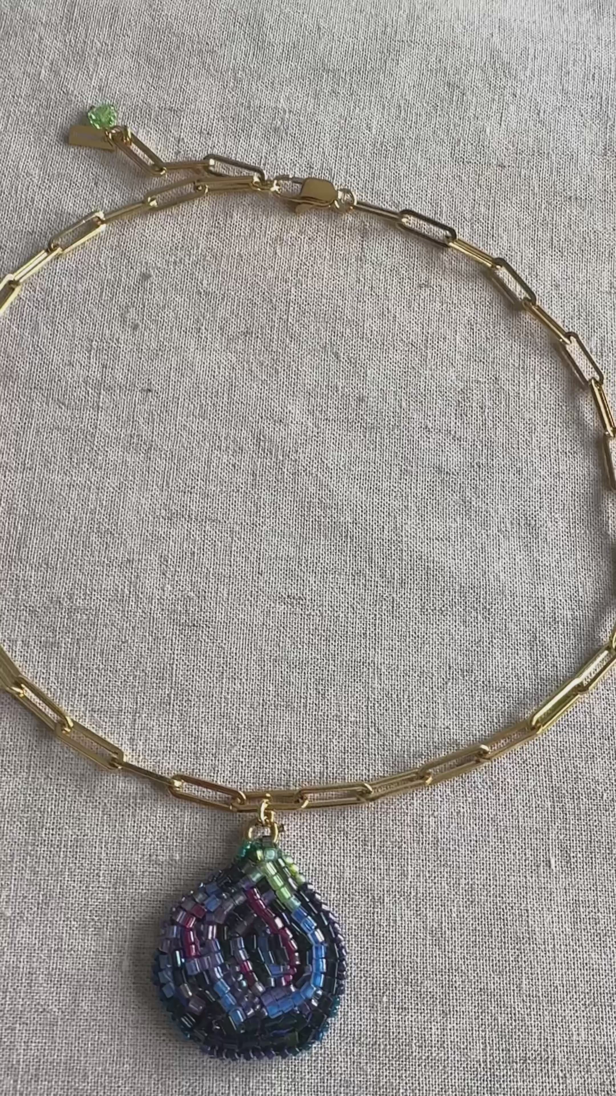 Collier pendentif figue brodé