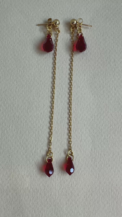 Boucles d’oreilles longues avec pendantes gouttes rouges