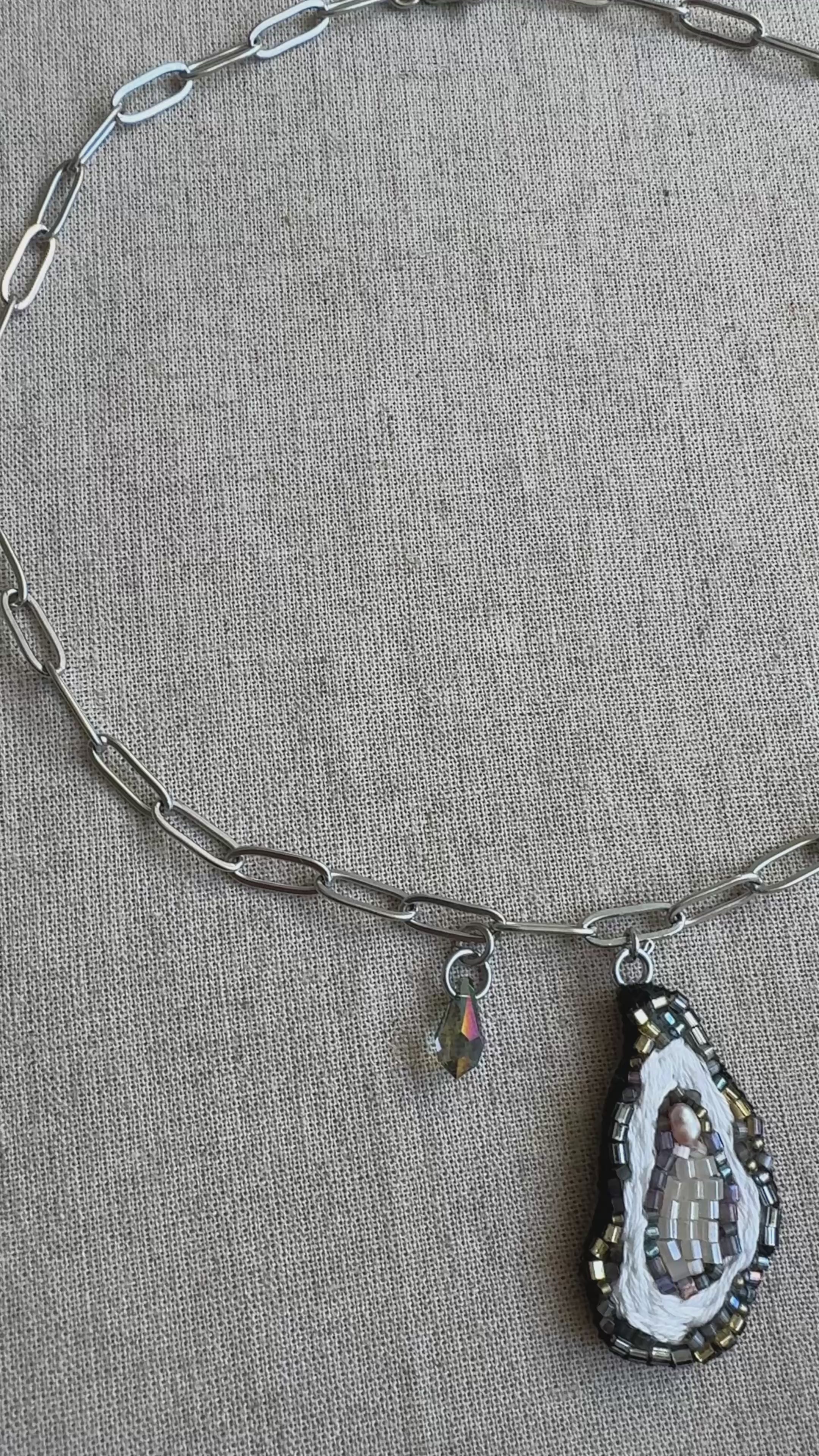 Collier pendentif huître brodé à la main
