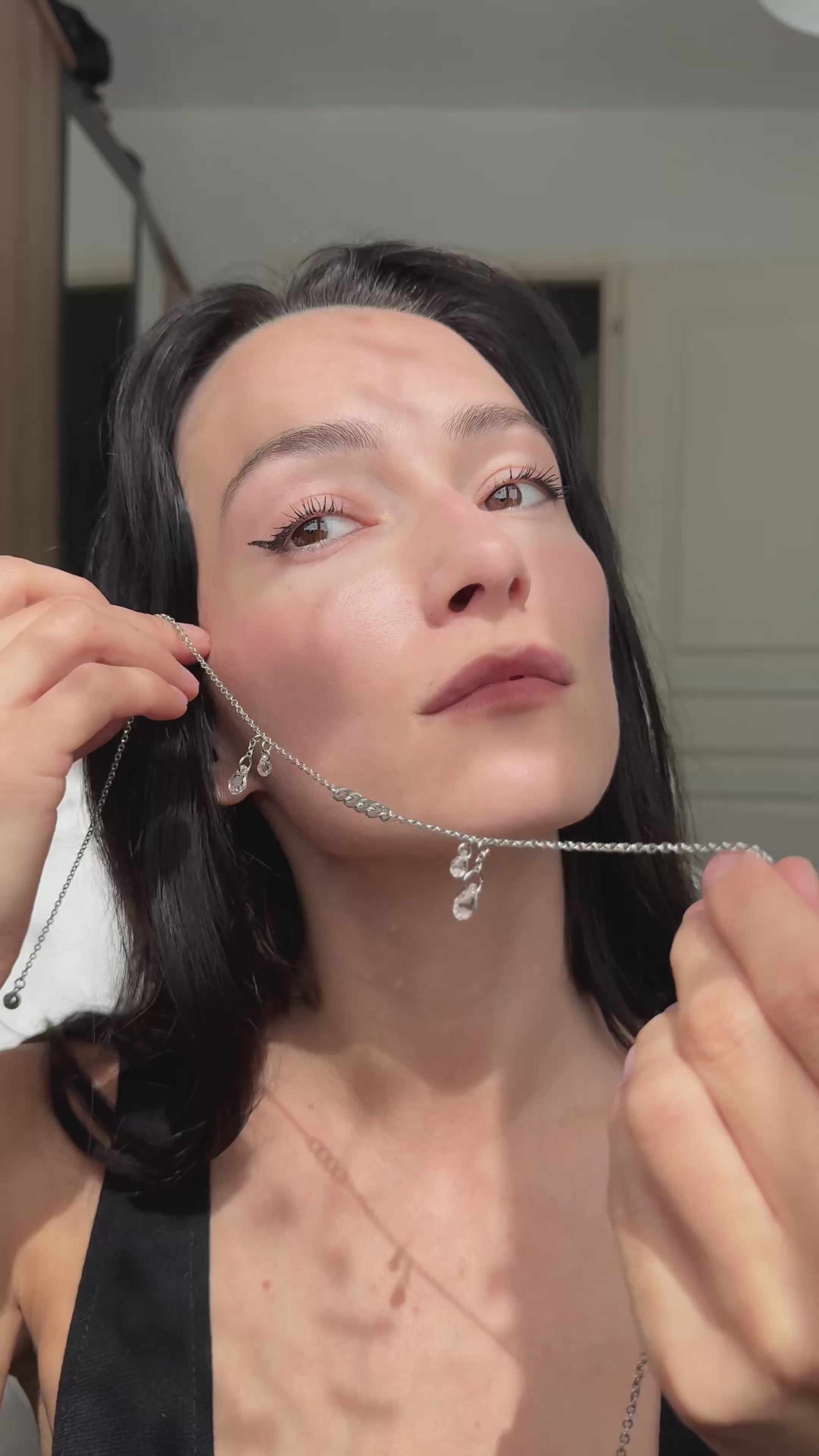 Chaîne de visage argentée avec pendentifs gouttes