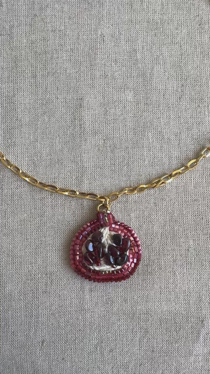 Collier pendentif grenade brodé