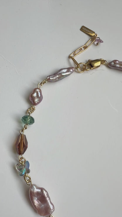 Collier de perles baroques roses et de cristaux multicolores